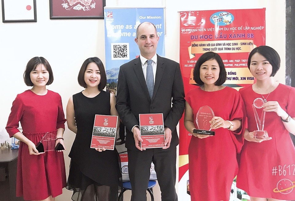 
Giám đốc trường HTMi và đội ngũ tư vấn du học Thuỵ Sỹ xuất sắc của công ty Cầu Xanh
