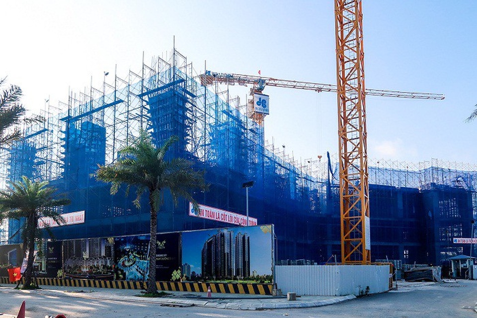 Dự án hot nhất thị trường bất động sản Tây Hồ Tây hiện tại ra sao? - 3 Hiện tại, đại công trường Sunshine luôn tấp nập và khẩn trương với sự góp mặt của hàng trăm kỹ sư và công nhân xây dựng, làm việc liên tục 24/7, không quản ngày đêm và thời tiết nắng mưa.