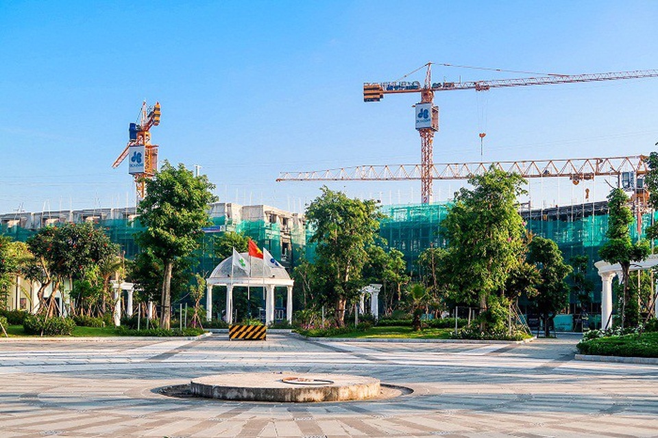 Dự án hot nhất thị trường bất động sản Tây Hồ Tây hiện tại ra sao? - 4 Toàn bộ hạ tầng bên trong dự án đã hoàn thiện, khuôn viên đã được phủ xanh mướt với cây, cỏ và hoa.