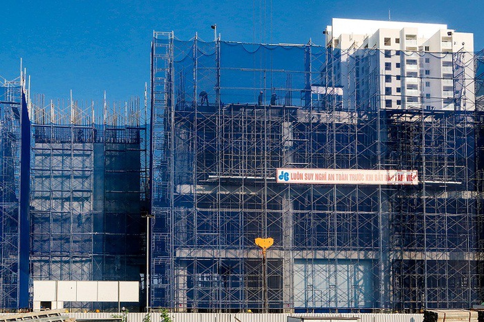 Dự án hot nhất thị trường bất động sản Tây Hồ Tây hiện tại ra sao? - 8 Khu vực 6 tòa tháp chung cư được nhà thầu uy tín Hòa Bình (đối tác hợp tác chiến lược của Sunshine Group) triển khai thi công thần tốc. Hiện tại phân khu cao tầng đã thi công đến tầng 4 và hoàn thiện phần ngầm.