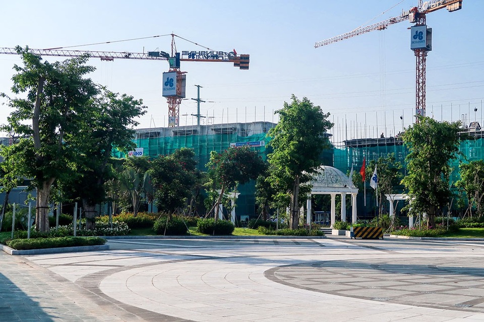 Dự án hot nhất thị trường bất động sản Tây Hồ Tây hiện tại ra sao? - 9 Tại phân khu thấp tầng, một số căn liền kề nhà phố thương mại (shophouse) đã được cất nóc. Các căn còn lại cũng đang được triển khai hoàn thiện với tốc độ hết sức khẩn trương.