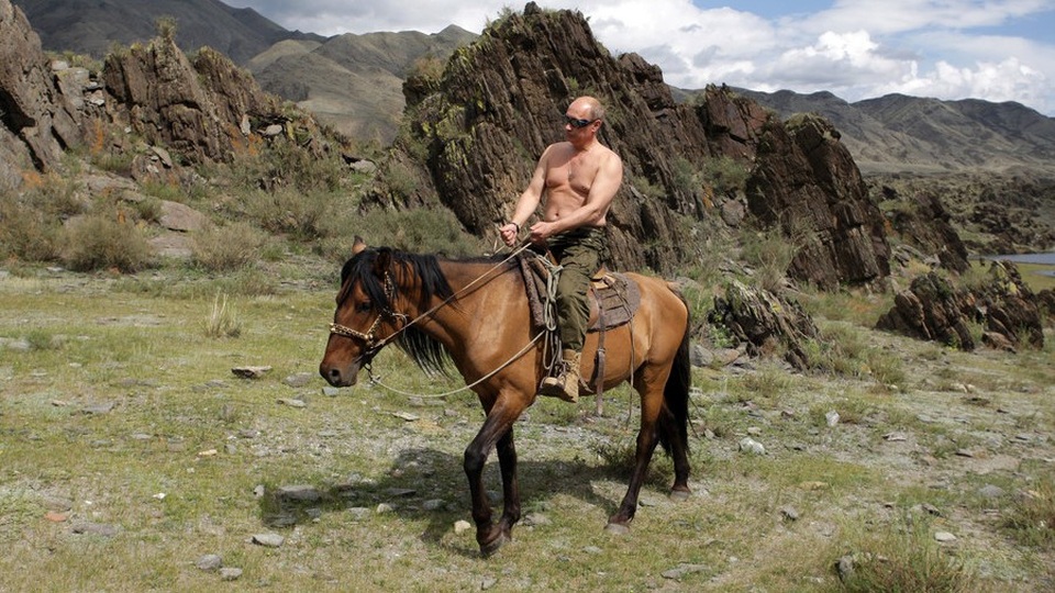 Ông Putin nói về những bức ảnh mình trần gây sốt - 2 Tổng thống Putin cưỡi ngựa ở vùng Tuva phía nam Siberia hồi tháng 8/2009. (Ảnh: Reuters)