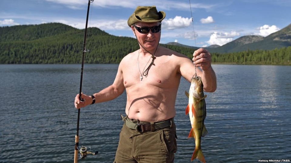 Ông Putin nói về những bức ảnh mình trần gây sốt - 4 Câu cá là một trong những hoạt động yêu thích của nhà lãnh đạo Nga. (Ảnh: TASS)