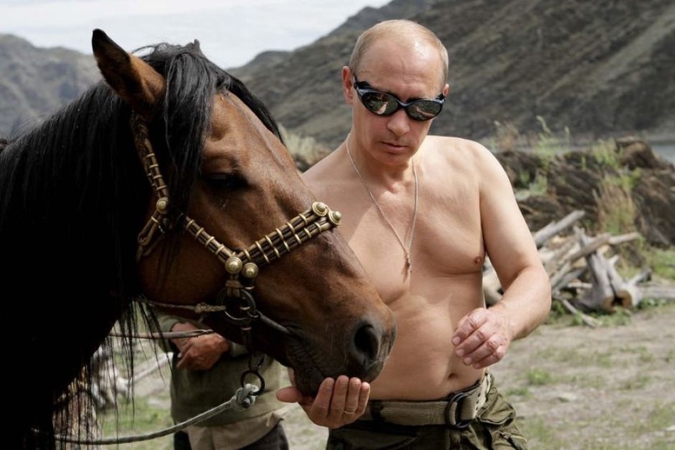Ông Putin nói về những bức ảnh mình trần gây sốt - 7 Ông Putin cho ngựa ăn trong chuyến đi nghỉ dưỡng tới Kyzyl ở nam Siberia. (Ảnh: AFP)