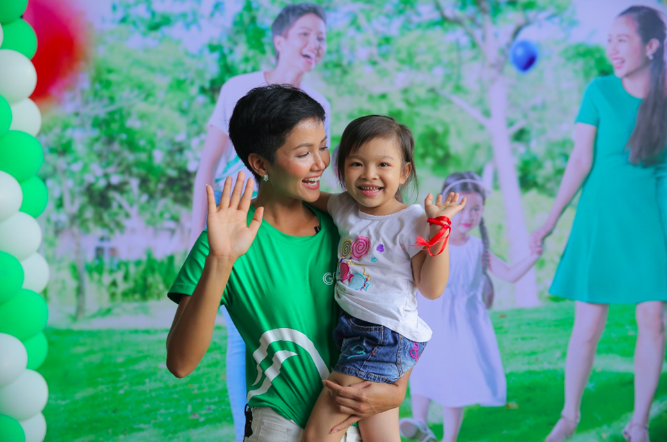 Nụ cười tươi sáng nở trên môi các em chính là lời cảm ơn chân thành nhất mà chúng ta được nhận