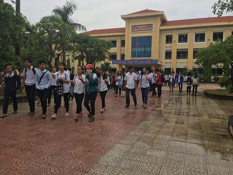 Thi lớp 10 tại Quảng Bình: Thí sinh than đề môn chuyên Toán, Vật lý khó nhằn - 1 Các thí sinh dự thi vào lớp 10, Trường THPT chuyên Võ Nguyên Giáp đã hoàn thành kỳ thi của mình