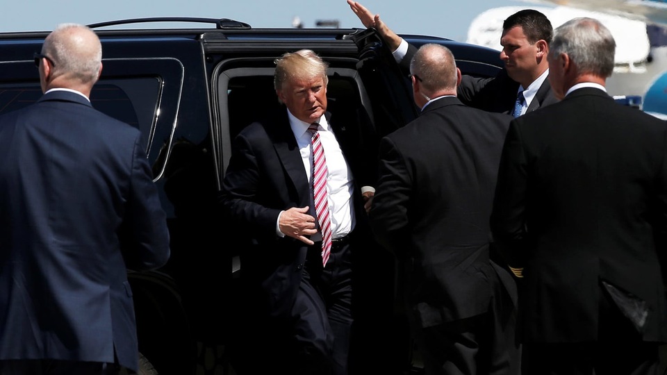 “Chim mồi” và lính bắn tỉa bảo vệ Tổng thống Trump tới Singapore - 4 Tổng thống Trump luôn được các vệ sĩ bảo vệ nghiêm ngặt trong các chuyến công du (Ảnh: Reuters)