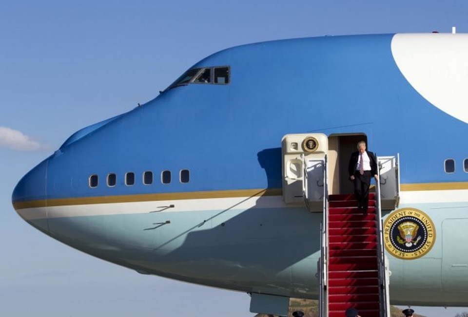 “Chim mồi” và lính bắn tỉa bảo vệ Tổng thống Trump tới Singapore - 1 Tổng thống Trump bước xuống từ chuyên cơ Không Lực Một (Ảnh: Reuters)