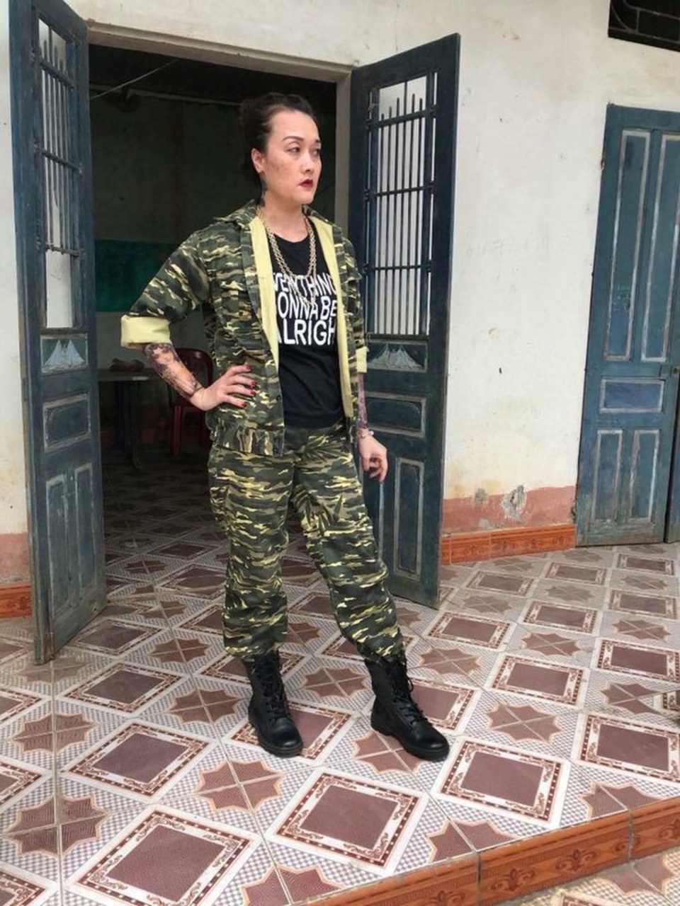 Vân Dung khiến nhiều người ngỡ ngàng khi vào vai giang hồ phố núi - 2 Vân Dung xuất hiện cực ngầu với vai trùm giang hồ phố núi.