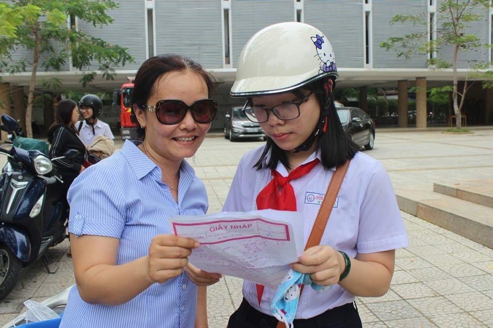 Đà Nẵng: Đề Văn lớp 10 chuyên Văn nhẹ nhàng - 1
Thí sinh cùng phụ huynh xem lại đề Văn sau buổi thi vào THPT chuyên Lê Quý Đôn - Đà Nẵng sáng nay 5/6.