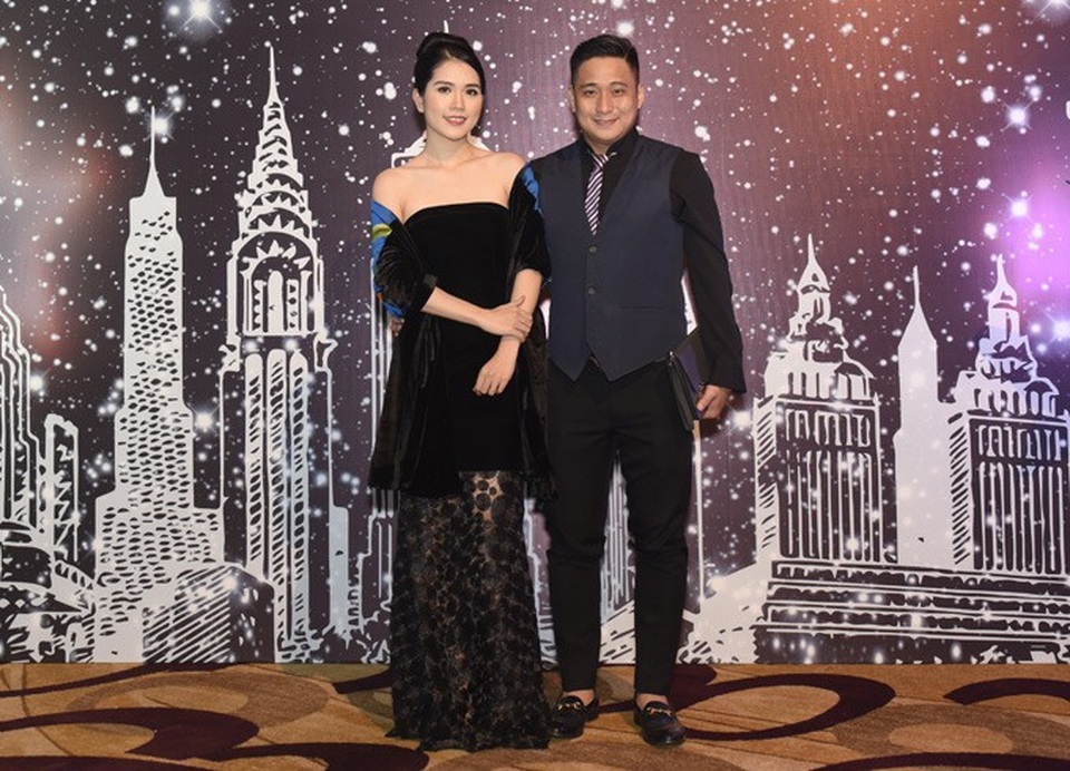 Diễn viên Minh Tiệp: “Nhiều khi tôi cảm thấy mình đàn bà hơn cả vợ” - 2
Minh Tiệp và vợ trong buổi ra mắt phim mới