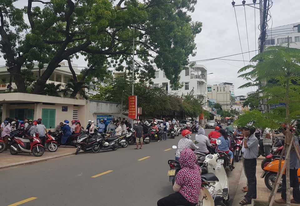 Hàng trăm phụ huynh đội nắng chờ con dự thi lớp 10 trường chuyên - 1 Hàng trăm phụ huynh đội nắng chờ con dự thi lớp 10 trường chuyên - 1