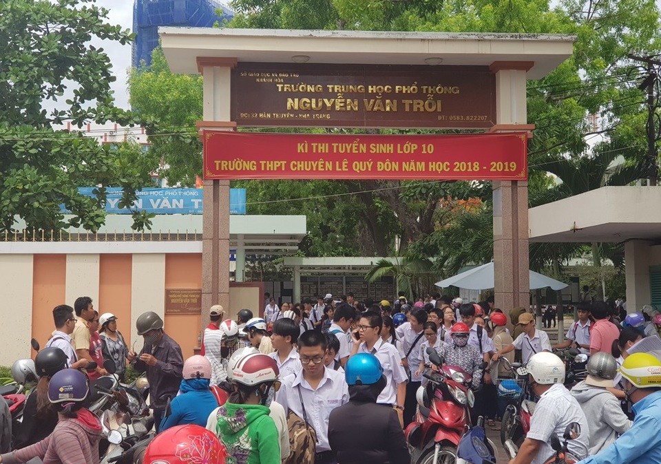 Hàng trăm phụ huynh đội nắng chờ con dự thi lớp 10 trường chuyên - 2 Hàng trăm phụ huynh đội nắng chờ con dự thi lớp 10 trường chuyên - 2