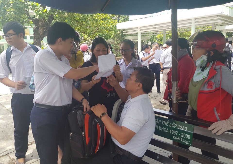 Hàng trăm phụ huynh đội nắng chờ con dự thi lớp 10 trường chuyên - 4 Hàng trăm phụ huynh đội nắng chờ con dự thi lớp 10 trường chuyên - 4