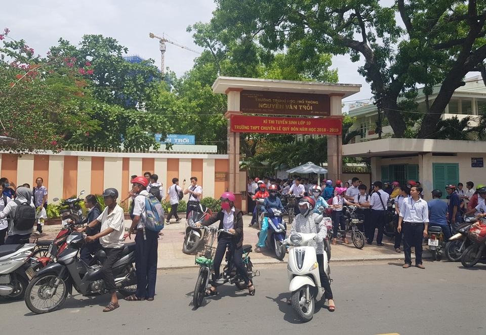 Hàng trăm phụ huynh đội nắng chờ con dự thi lớp 10 trường chuyên - 6 Học sinh ra về sau khi thi xong môn chuyên tại điểm thi THPT Nguyễn Văn Trỗi, TP Nha Trang, trưa 6/6