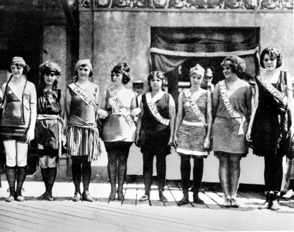 Vì sao cuộc thi Hoa hậu Mỹ bỏ thi áo tắm? - 2 Cuộc thi Miss America đầu tiên được tổ chức hồi năm 1921 ở thành phố Atlantic (Mỹ), phần thi đồ bơi khi đó “kín đáo” như thế này.
