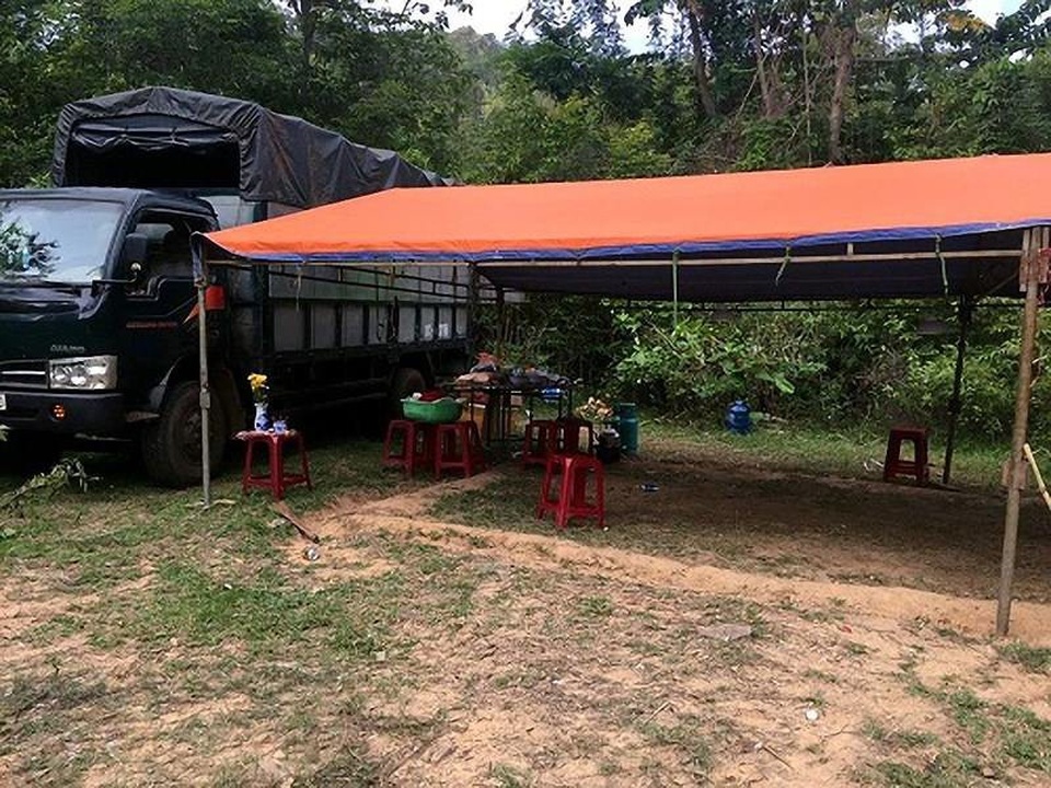 Bắt quả tang vụ đánh bạc quy mô lớn trong rừng sâu - 1
Nơi các đối tượng tụ tập để đánh bạc