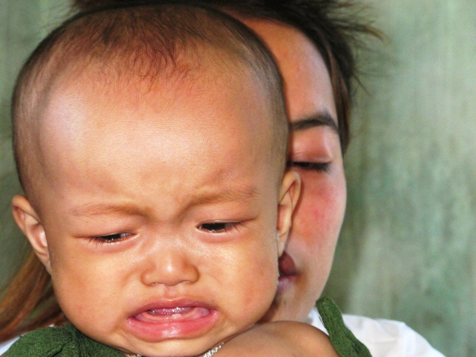 
Những cơn đau hành hạ bé Thanh Hằng suốt ngày đêm.
