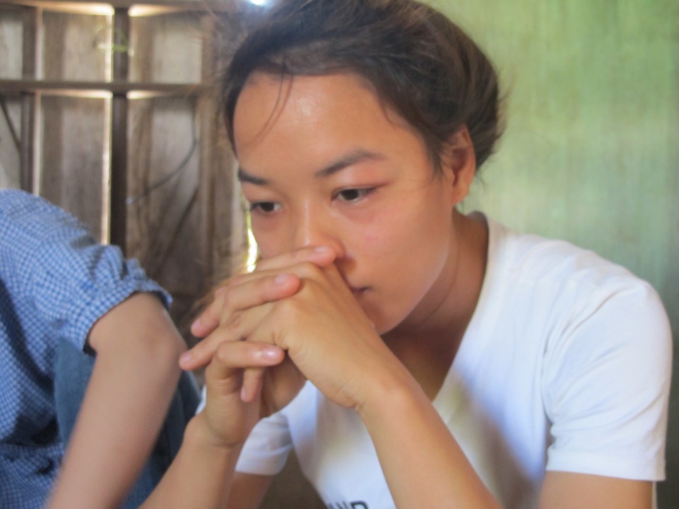 Người mẹ trẻ đôi khi như gục ngã vì số phận của mình quá hẩm hiu, gia cảnh quá cơ cực ... khi nhìn con ...