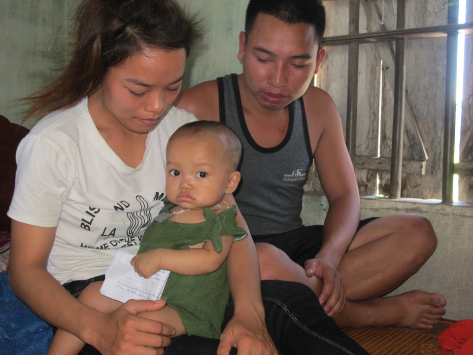 Hai vợ chồng Hằng và Việt bàng hoàng đau xót trước bệnh tật của con.