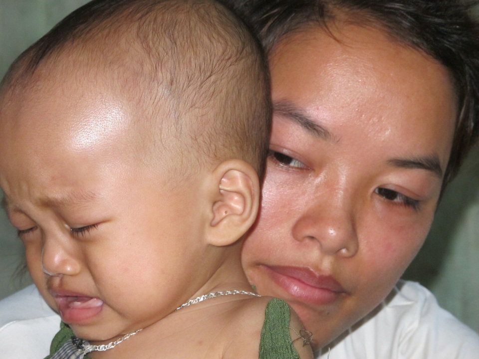 Thương cháu bé 10 tháng tuổi bụng to như cái trống - 1