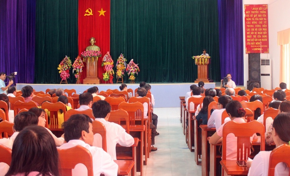 Vụ 51 giáo viên bị thôi việc ở Phú Yên: Tiến hành hòa giải nhưng bất thành - 1 Buổi thông báo thôi HĐLĐ đối với 51 giáo viên