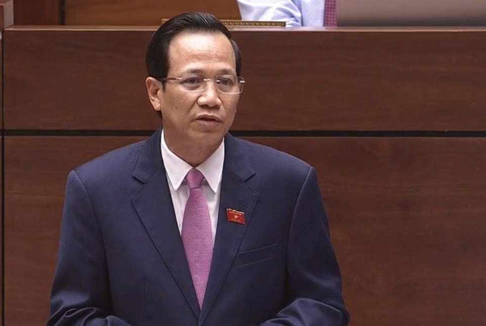 Đại biểu không thỏa mãn với câu trả lời của Bộ trưởng Đào Ngọc Dung về "vấn nạn" xâm hại trẻ em - 3
Bộ trưởng Đào Ngọc Dung trả lời chất vấn.