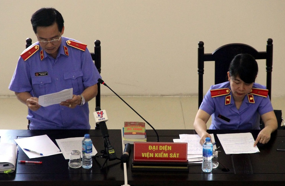 Ông Đinh Mạnh Thắng được đề nghị giảm án - 1 Đại diện Viện Kiểm sát đọc bản luận tội sáng 6/6.