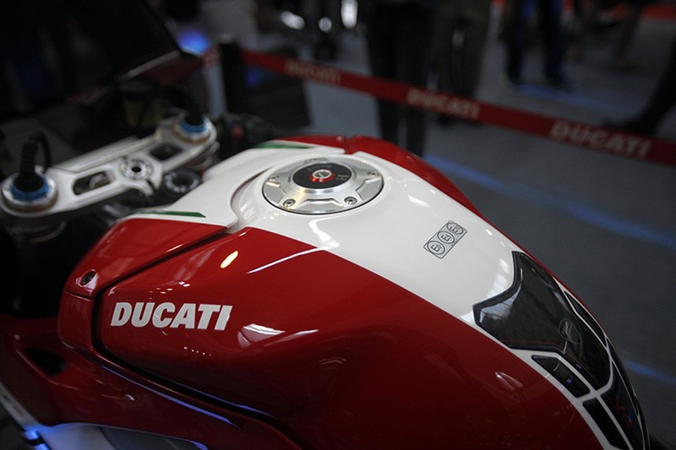 Ducati công bố giá bán Panigale V4 từ 746 triệu đồng - 3 Nhà sản xuất có thể sử dụng xăng sinh học đến A95 E10 (10% ethanol) nhưng vẫn khuyến cáo sử dụng từ xăng khoáng có chỉ số octane từ A95 trở lên.