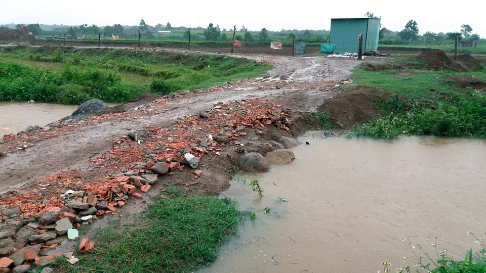 Mở “công trường” khai thác đá trái phép, phá nát ruộng đồng của người dân! - 2 Điểm khai thác cách chân cầu làng Do Guah khoảng 100m