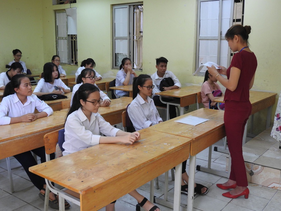 Hà Nội: Bố trí xe cấp cứu, thợ điện... túc trực kì thi lớp 10 - 2 Thí sinh nghe phổ biến quy chế thi ở một điểm thi tại Hà Đông, Hà Nội
