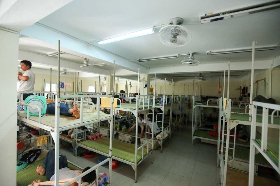 "Mục sở thị" nhà trọ giá 15 nghìn đồng ở bệnh viện Việt Đức - 5
Giá nghỉ trọ là 15.000 đồng một giường mỗi ngày đêm. Người nhà bệnh nhân nghỉ trọ được phục vụ quạt mát, có khu tắm giặt.