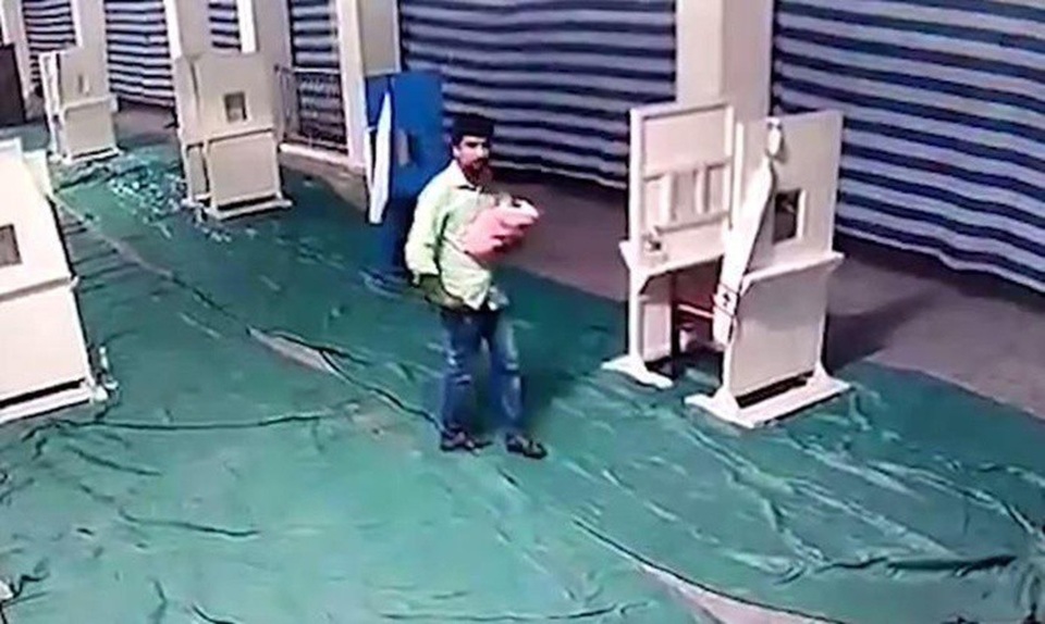 Bị bạn chê có quá nhiều con, cha mẹ thẳng tay vứt bỏ con mới sinh 2 ngày tuổi - 1 Người cha 32 tuổi lẻn vào trong nhà thờ khi vắng người