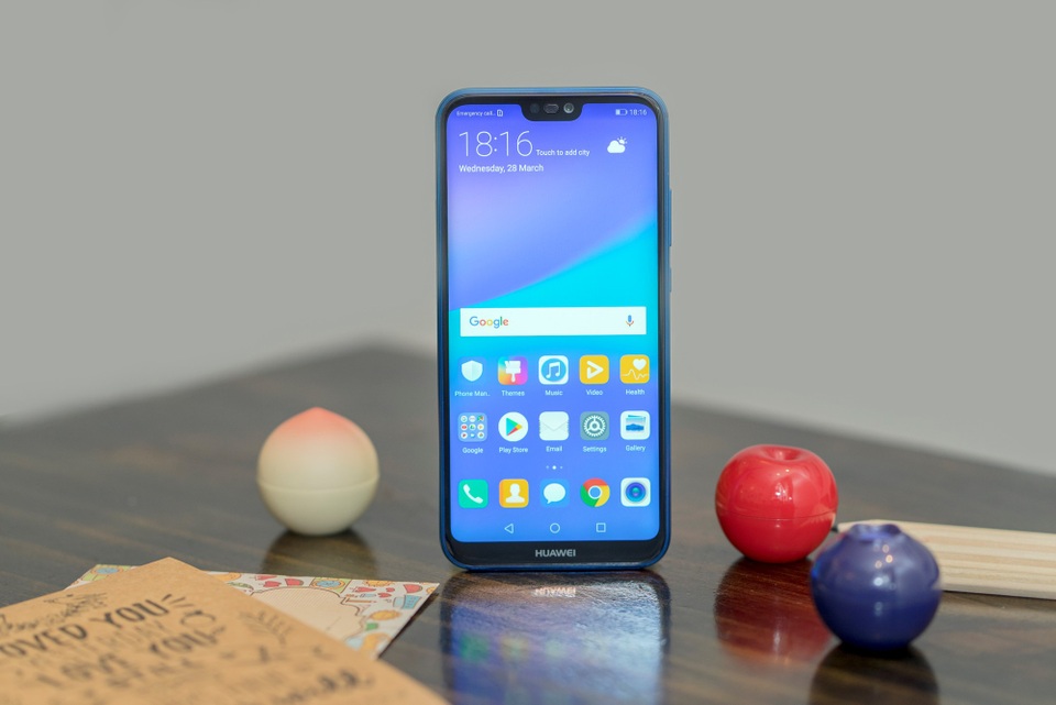 Smartphone - Bạn đồng hành đắc lực mùa World Cup 2018 - 1 Để có được tỷ lệ hiển thị lớn như vậy, Huawei đã sử dụng kiểu thiết kế “tai thỏ” đang trở thành xu hướng hiện nay.