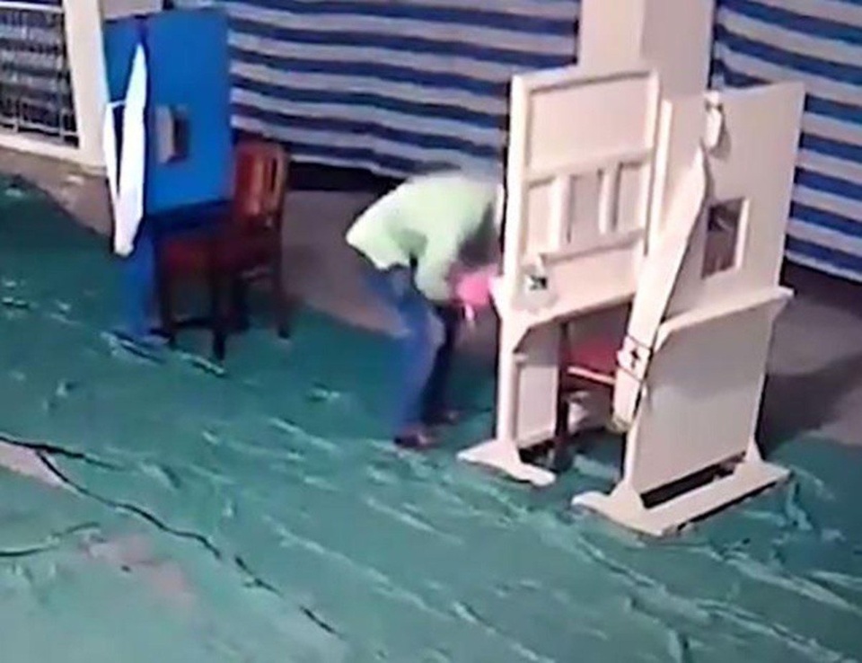 Bị bạn chê có quá nhiều con, cha mẹ thẳng tay vứt bỏ con mới sinh 2 ngày tuổi - 2 Lén đặt đứa trẻ mới sinh trong một góc khuất