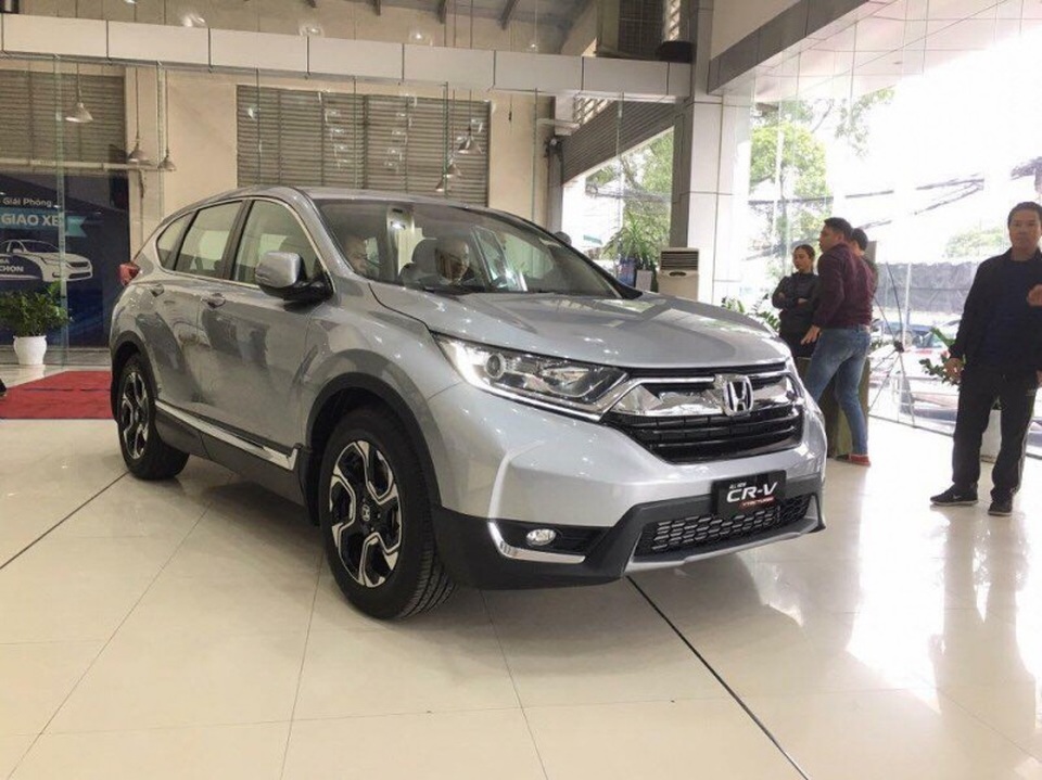 Hàng nghìn ôtô Thái Lan cập cảng, giá xe có giảm ngay? - 2
Những chiếc Honda CR-V nhập khẩu trong lô đầu tiên đội giá lên tới cả trăm triệu đồng tại đại lý do nguồn cung không đủ cầu.
