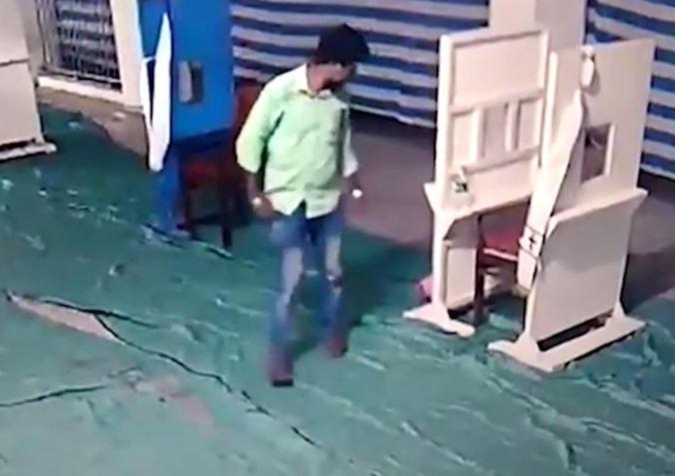 Bị bạn chê có quá nhiều con, cha mẹ thẳng tay vứt bỏ con mới sinh 2 ngày tuổi - 3 Ngoái đầu nhìn con lần cuối