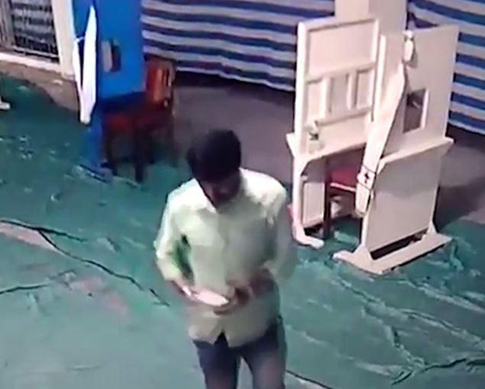 Bị bạn chê có quá nhiều con, cha mẹ thẳng tay vứt bỏ con mới sinh 2 ngày tuổi - 4 Rút điện thoại di động ra xem và nhanh chóng bỏ đi