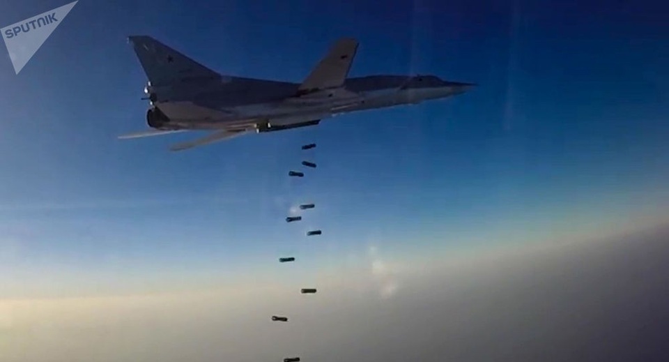Uy lực đáng gờm của "sát thủ" diệt tàu sân bay Tu-22M3 - 4 Tu-22M3 có trọng lượng tối đa khi cất cảnh vào khoảng 124 tấn, sải cánh tối đa rộng 34,28 m, dài 42 m và cao 11 m. Tu-22M3 là máy bay được chế tạo theo công nghệ cánh cụp cánh xòe. Nó có thể bay với vận tốc hơn 2.300 km/h ở độ cao tối đa hơn 13.000 m.