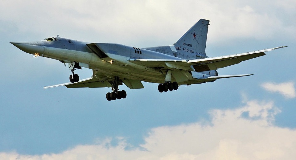 Uy lực đáng gờm của "sát thủ" diệt tàu sân bay Tu-22M3 - 2 Hiện tại Nga đang tiến hành cải tiến Tu-22M3 và trang bị thêm cho “chim sắt” này tên lửa siêu thanh tầm xa Kh-32. Theo kế hoạch, biến thể mới với tên lửa Kh-32 sẽ được bàn giao cho lực lượng không quân vũ trụ Nga vào tháng 10 năm nay. “Theo kế hoạch, máy bay Tu-22M3M với tên lửa tối tân sẽ thực hiện các nhiệm vụ tác chiến vào tháng 10 năm nay”, Tass trích một nguồn tin quốc phòng Nga, đưa tin.