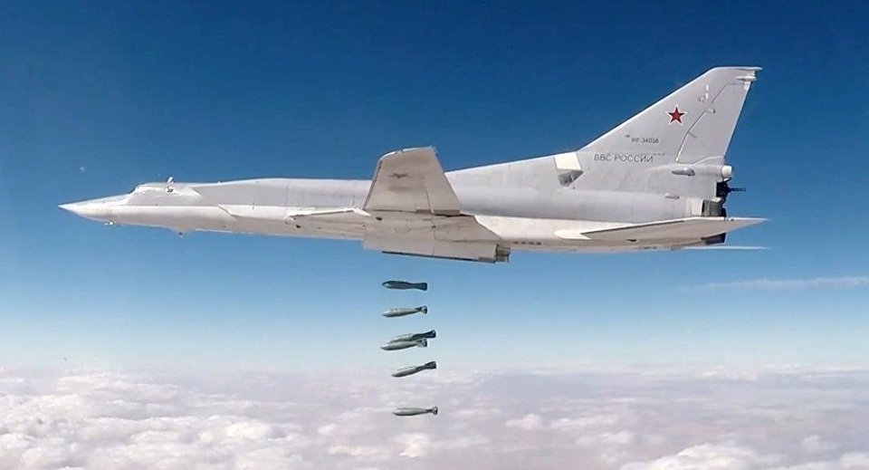 Uy lực đáng gờm của "sát thủ" diệt tàu sân bay Tu-22M3 - 5 Việc bổ sung thêm Kh-32 sẽ trao cho phiên bản nâng cấp của Tu-22M3 khả năng tấn công đầy uy lực, không chỉ chống hạm, mà còn có thể tấn công mọi khí tài quân sự chiến lược khác. Trong khi tên lửa tiền nhiệm Kh-22 có khả năng bắn hạ tàu sân bay, thì Kh-32 thậm chí có thể tấn công vào cầu, căn cứ quân sự, các nhà máy điện và những công trình quy mô lớn ở khoảng cách rất xa. Với vận tốc ấn tượng, khi bắn ra Kh-22 sẽ giống như một viên đạn khổng lồ bắn xuyên qua vỏ tàu sân bay tạo thành 1 lỗ đường kính 5 m, đi vào sâu 12 m. Đầu đạn nặng 1 tấn sẽ phát nổ sau đó và khiến toàn bộ phía trong tàu nổ tung và chìm xuống. Kh-22 có thể bắn chìm 1 tàu khu trục chỉ bằng 1 phát bắn duy nhất và chôn vùi tàu sân bay chỉ bằng 2-3 phát bắn trúng đích.