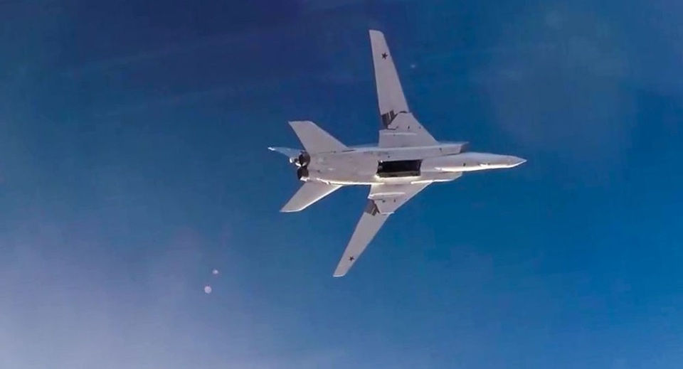 Uy lực đáng gờm của "sát thủ" diệt tàu sân bay Tu-22M3 - 8 Trong cuộc chiến chống khủng bố tại Syria, các máy bay Tu-22M3 của không quân Nga đã thể hiện tính hiệu quả vượt trội khi đã thực hiện hàng loạt nhiệm vụ chôn vùi các sào huyệt khủng bố với sự trợ giúp của các máy bay chiến đấu như Su-30SM và Su-35S. Chính các chuyên gia Mỹ sau khi quan sát khả năng tấn công ấn tượng của Tu-22M3 ở Syria cũng phải thừa nhận rằng đây là một trong những máy bay nguy hiểm nhất trong không quân Nga và Washington dường như chưa có một máy bay ném bom nào có khả năng tương tự Tu-22M3.