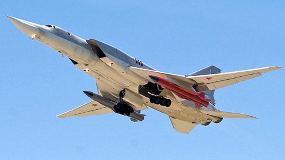 Uy lực đáng gờm của "sát thủ" diệt tàu sân bay Tu-22M3 - 6 Dù phía Nga mô tả Kh-32 là tên lửa hành trình siêu thanh tầm xa, vũ khí này có rất nhiều đặc điểm giống như tên lửa đường đạn khí động (aero-ballistic). Được trang bị động cơ lỏng, Kh-32 có thể bay lên độ cao 39 km, trước khi chuyển hướng lao thẳng xuống mục tiêu. Theo phía Nga, tốc độ của Kh-32 là Mach 5 (6.200 km/h), tầm bay trên 1.000 km. Kh-32 được dẫn đường bằng hệ thống kết hợp giữa hệ thống vệ tinh định vị toàn cầu GLONASS và radar chủ động.