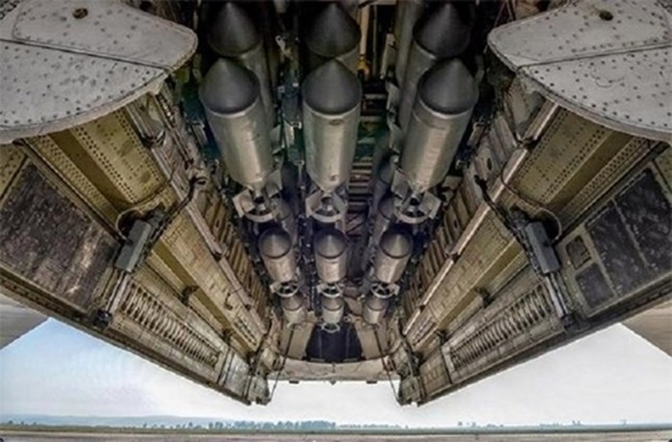 Uy lực đáng gờm của "sát thủ" diệt tàu sân bay Tu-22M3 - 7 Ngoài Kh-32, Tu-22M3M còn được trang bị pháo tự động 23mm GSh-23 ở đuôi máy bay và tên lửa tấn công mặt đất Kh-15, cùng hàng loạt các loại bom (tối đa khoảng gần 70 quả FAB-250). Dù có kích thước nhỏ hơn hẳn Tu-160 và Tu-95 nhưng máy bay này vẫn có khả năng mang tới 24 tấn vũ khí.