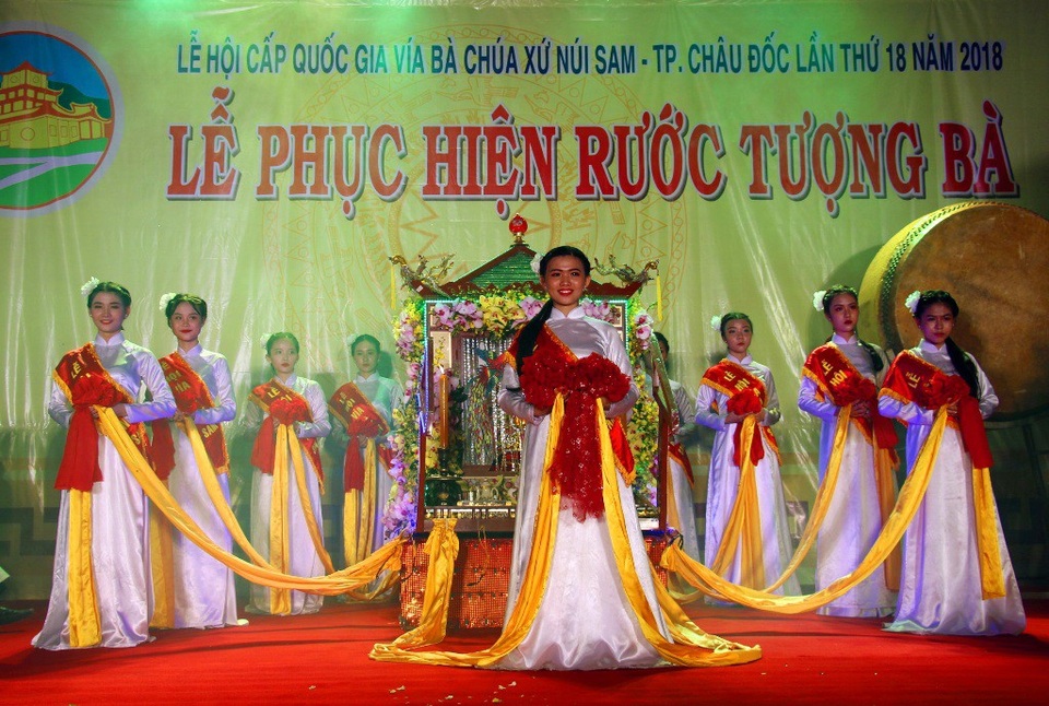 Đông nghịt người đến dự Lễ Hội vía bà Chúa Xứ núi Sam - 2 Những cô gái và kiều đã sẵn sàng đi rước Bà Chúa xứ núi Sam