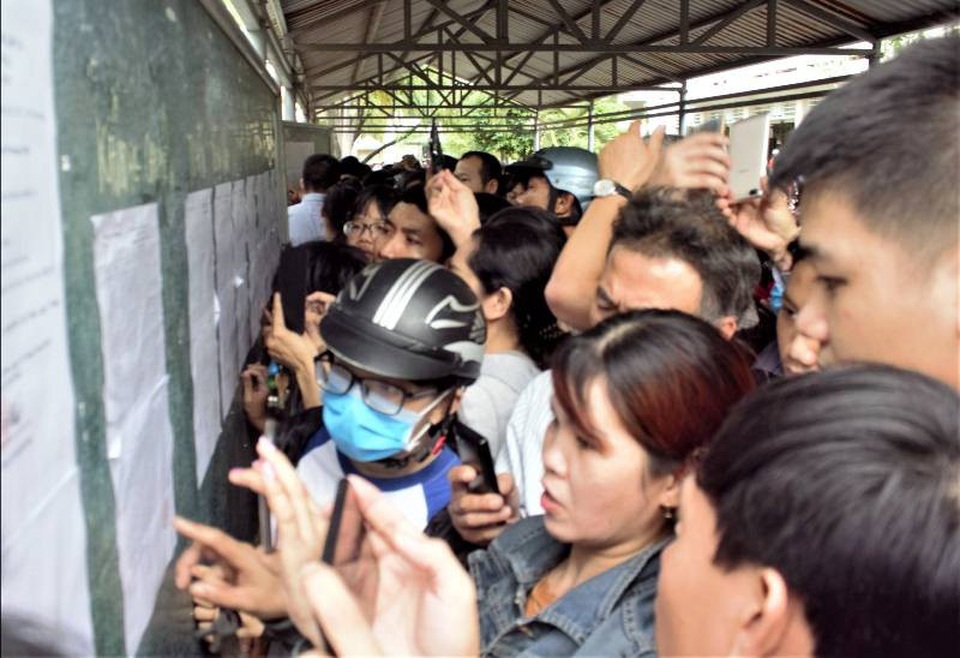 Bình Định: Điểm cao nhất vào trường chuyên Lê Quý Đôn là 33,5 điểm - 1 Sáng 7/6, rất đông phụ huynh, học sinh đến Trường THPT chuyên Lê Quý Đôn để xem kết quả thi vào lớp 10 chuyên năm học 2018-2019.