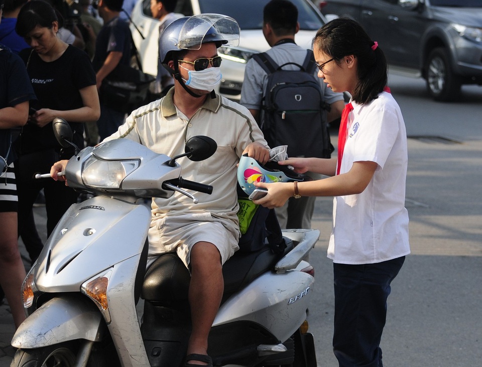 Con gái tạm biệt bố.