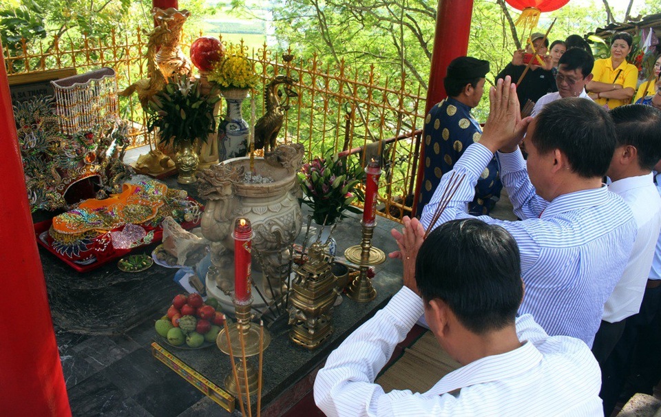 Đông nghịt người đến dự Lễ Hội vía bà Chúa Xứ núi Sam - 3 Các lãnh đạo Tp Châu Đốc thắp nhang chuẩn bị rước Bà Chúa Xứ núi Sam