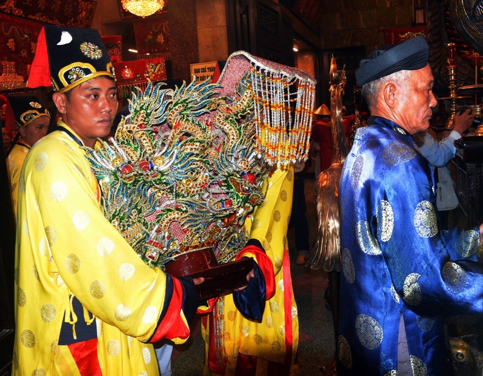 Đông nghịt người đến dự Lễ Hội vía bà Chúa Xứ núi Sam - 4 Đông nghịt người đến dự Lễ Hội vía bà Chúa Xứ núi Sam - 4