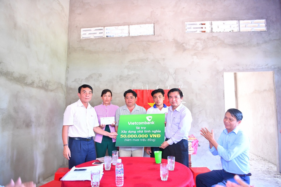 Vietcombank bàn giao nhà tình nghĩa cho hộ nghèo tại tỉnh Tiền Giang - 1
Ông Trần Phúc Cường (ngoài cùng bên phải) – Phó Chủ tịch thường trực Công đoàn Vietcombank trao tượng trưng biển tài trợ số tiền 50 triệu đồng cho ông Huỳnh Văn Được